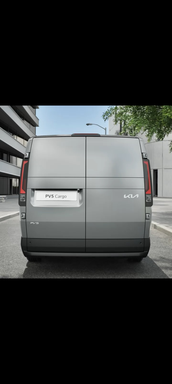 Video, das zeigt, wie sich die Hecktüren des Kia PV5 Cargo komplett öffnen.